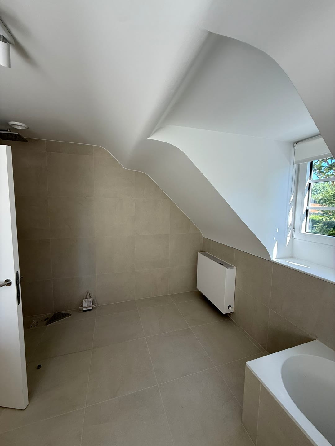 Salle de bain en cours de finition avec carrelage grand format