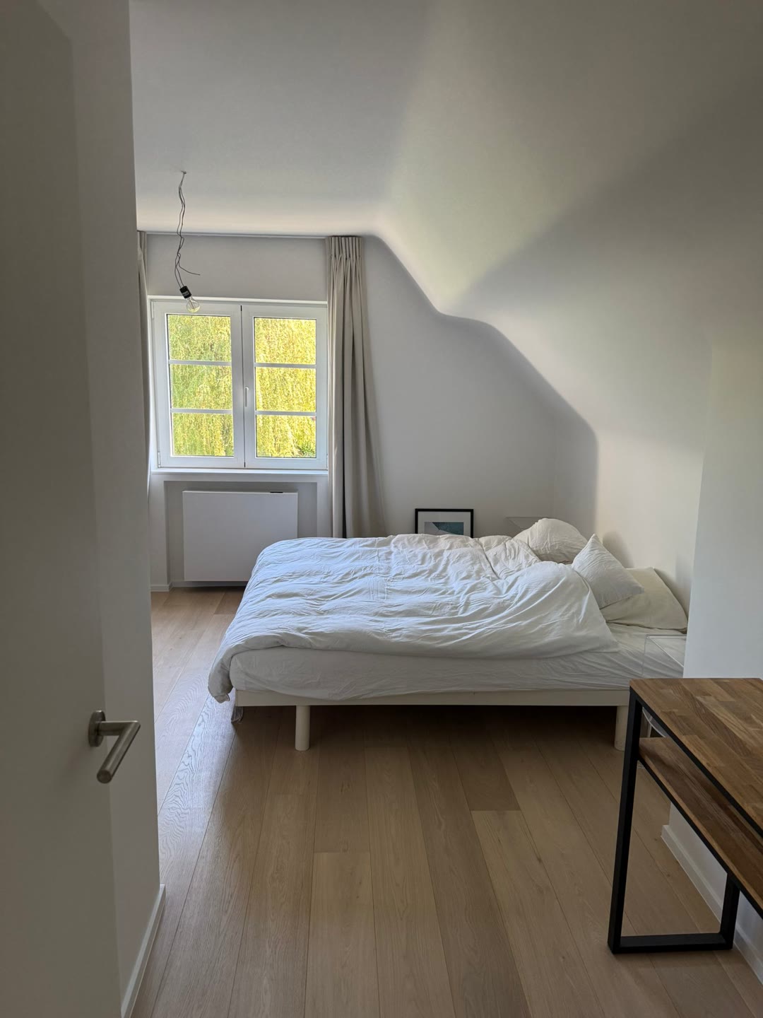 Chambre rénovée avec parquet chêne clair