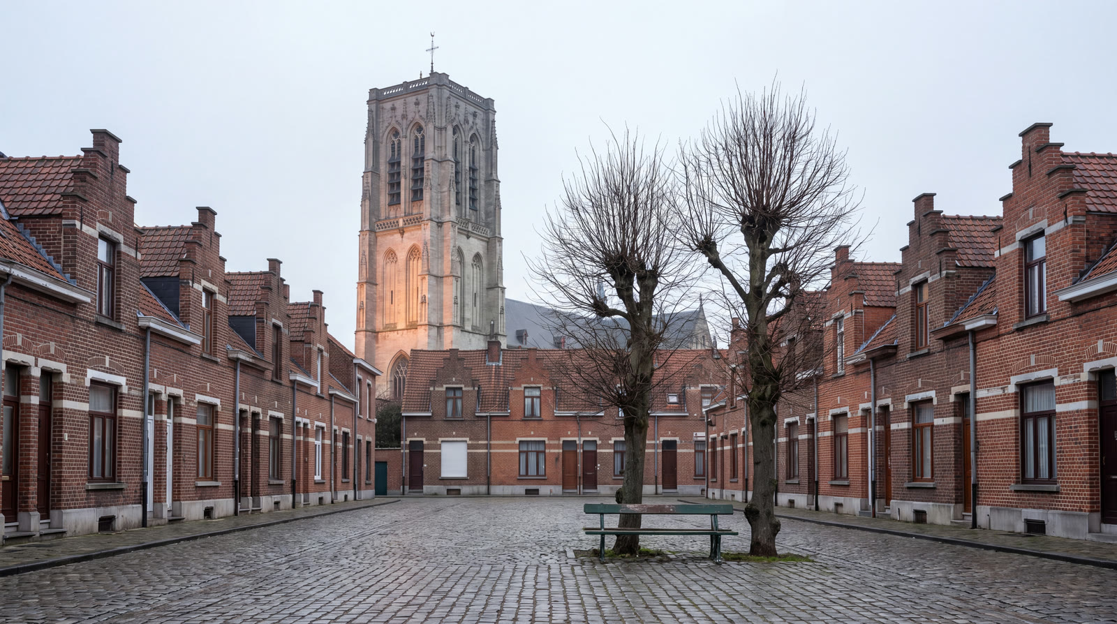 Place pavée du vieil Anderlecht avec la tour de la collégiale Saints-Pierre-et-Guidon