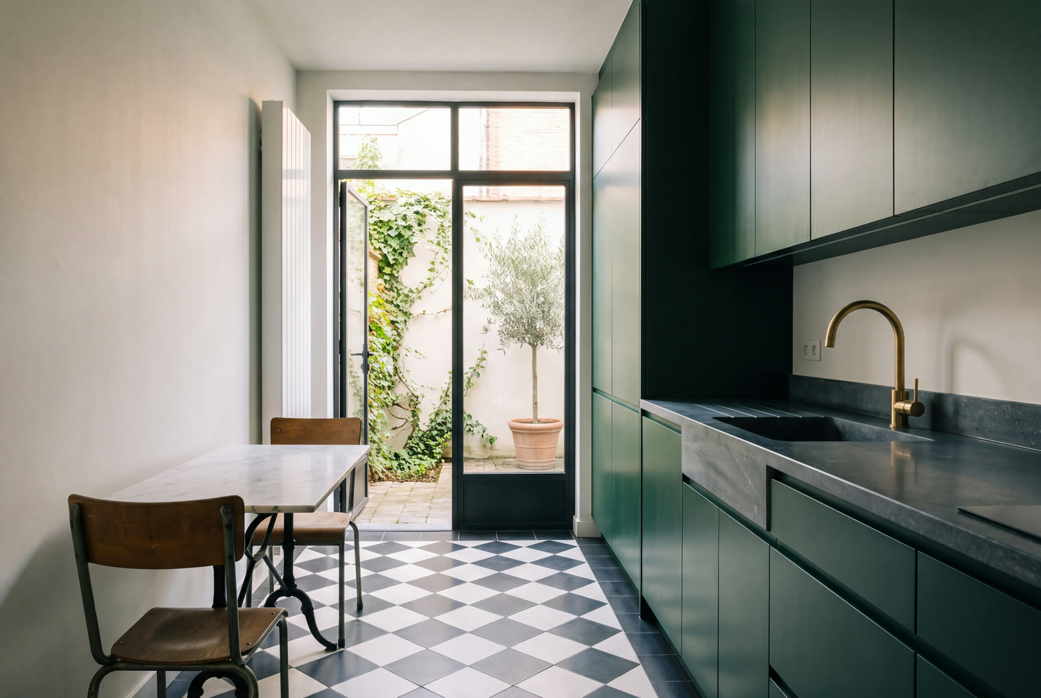 Cuisine verte en longueur rénovée dans une maison du Pentagone, sol damier et courette vitrée
