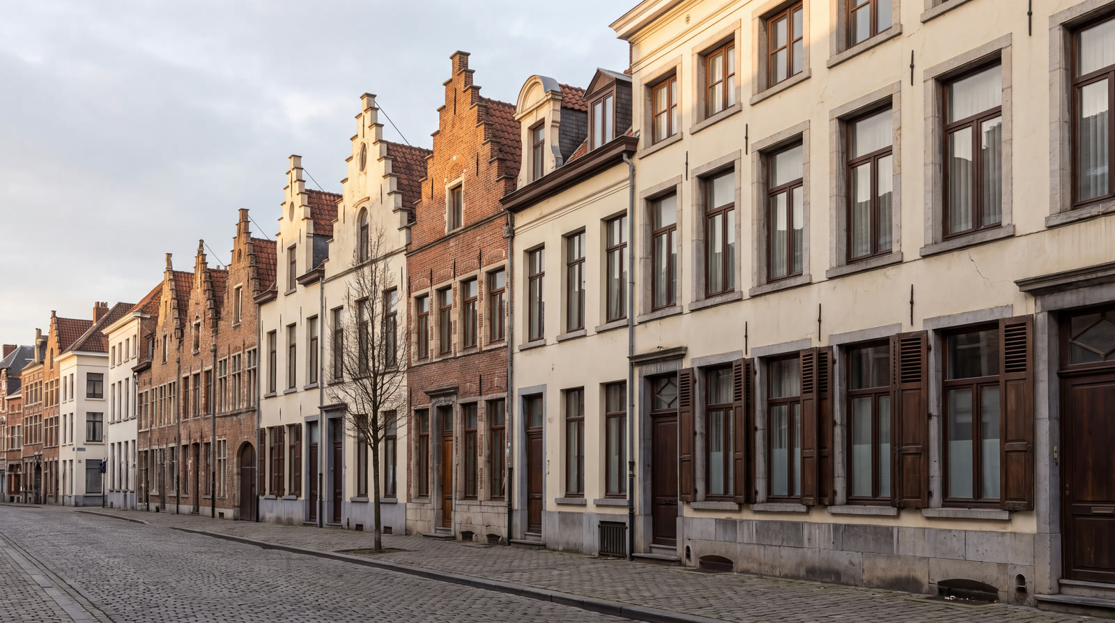 Rue du vieux Bruxelles bordée de maisons étroites à pignons à redents