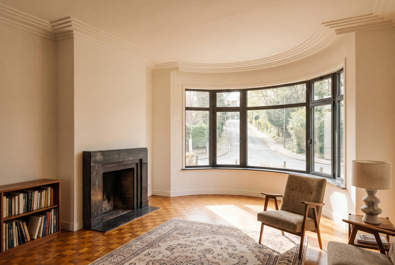 Séjour rénové d'une maison Art déco de Forest avec bow-window restauré et parquet géométrique