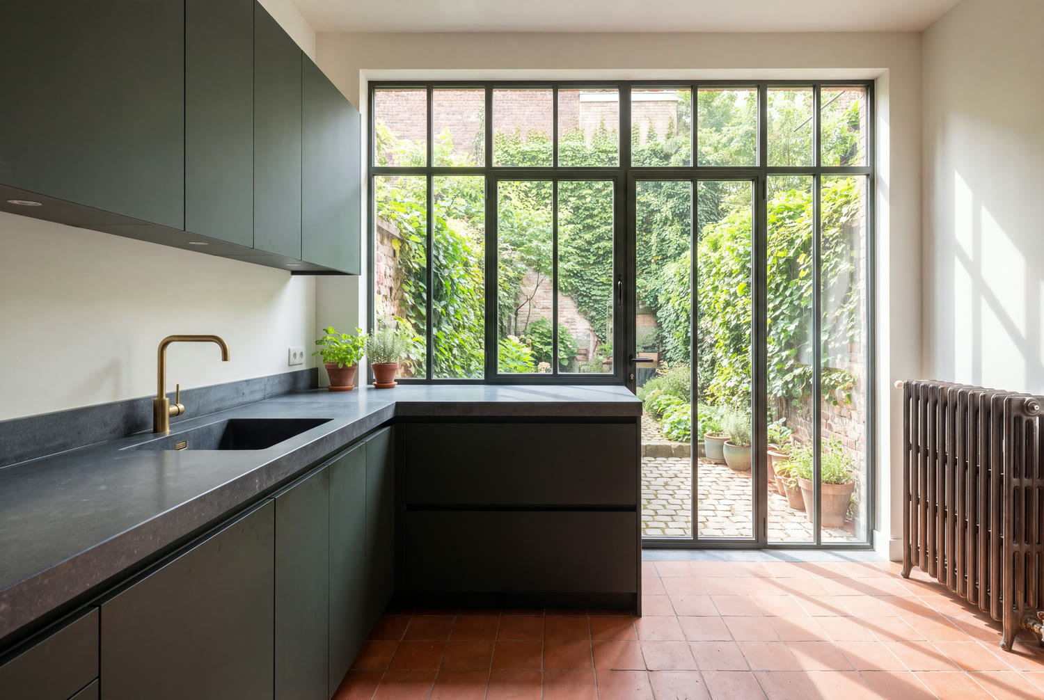 Cuisine rénovée en vert profond dans une maison de maître d'Ixelles, verrière sur la courette