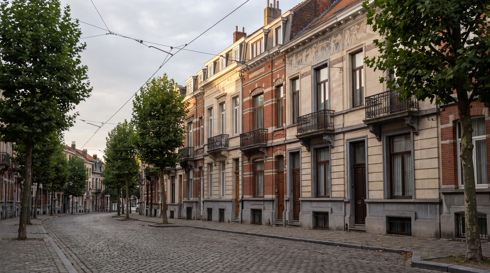 Rue d'Ixelles bordée de maisons de maître et de façades Art nouveau