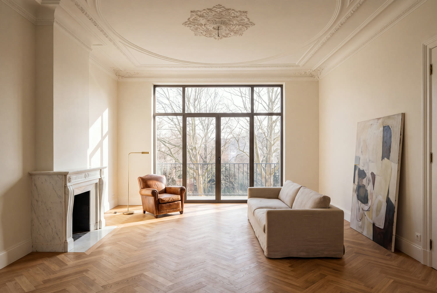 Séjour rénové d'une maison de maître d'Ixelles, moulures, cheminée en marbre et parquet en point de Hongrie