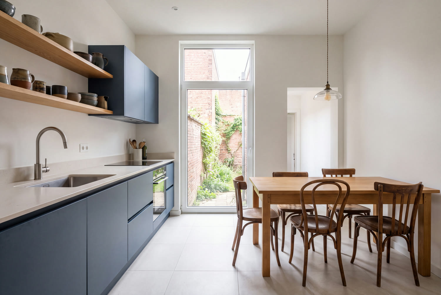 Cuisine bleu ardoise rénovée dans une maison de rapport de Schaerbeek