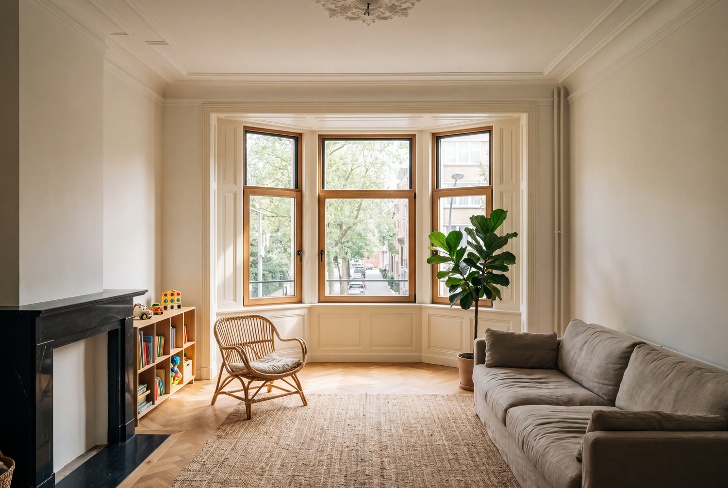 Séjour rénové d'un appartement de Schaerbeek avec bow-window restauré et corniche reprise
