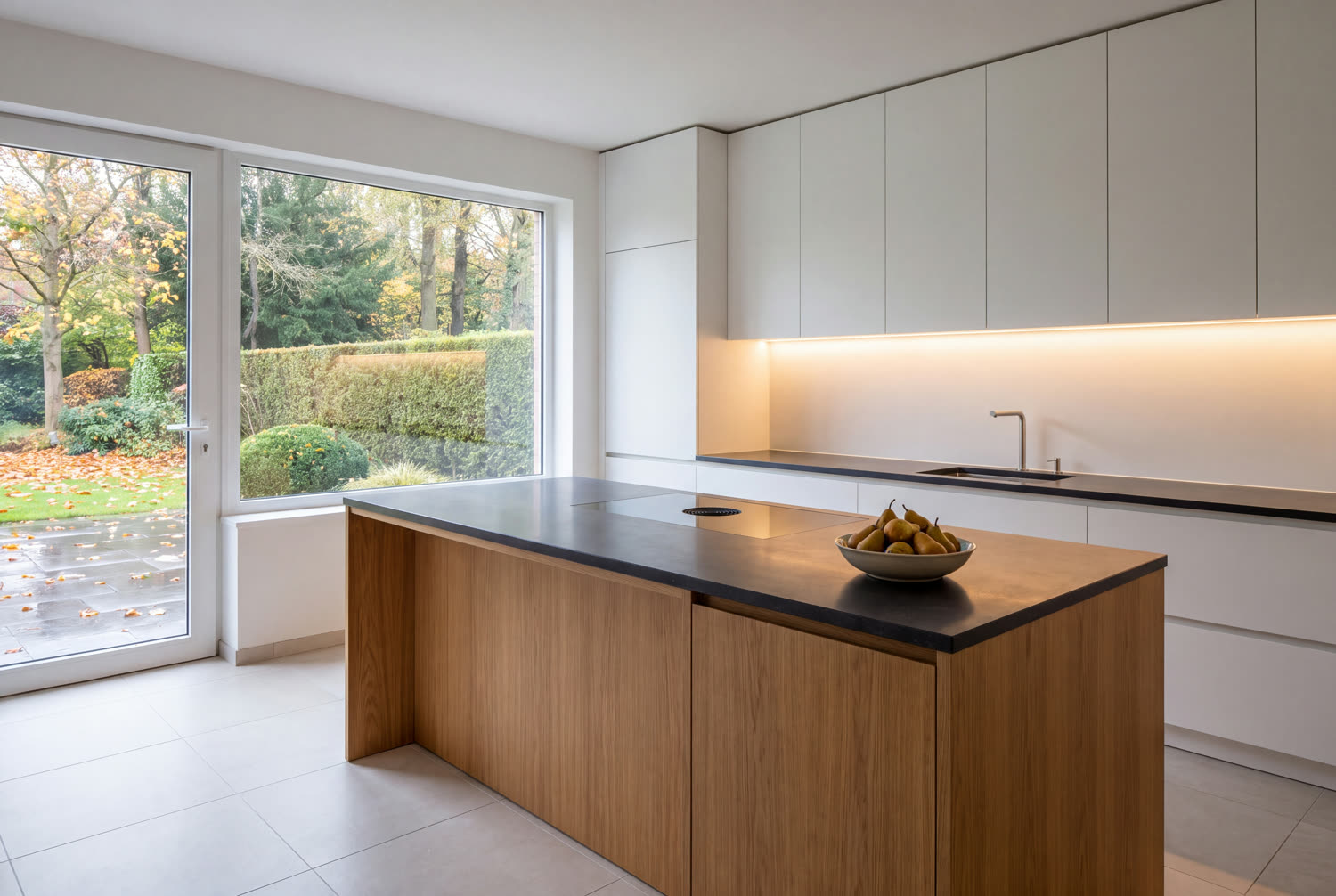 Cuisine rénovée d'une villa de Waterloo ouverte sur la terrasse et le jardin