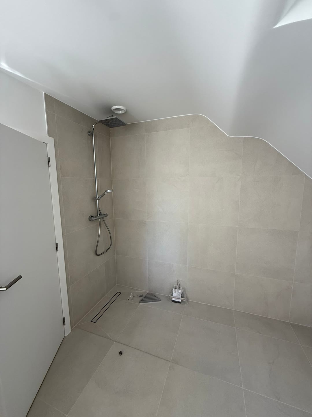 Douche à l'italienne carrelée en fin de chantier
