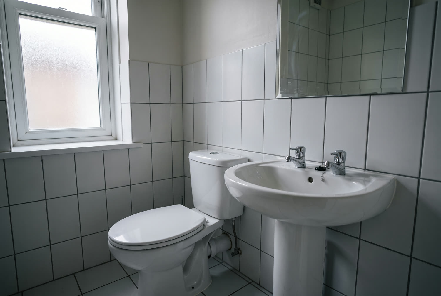Salle de bain de logement locatif nettoyée pour l'état des lieux, robinetterie détartrée et joints brossés