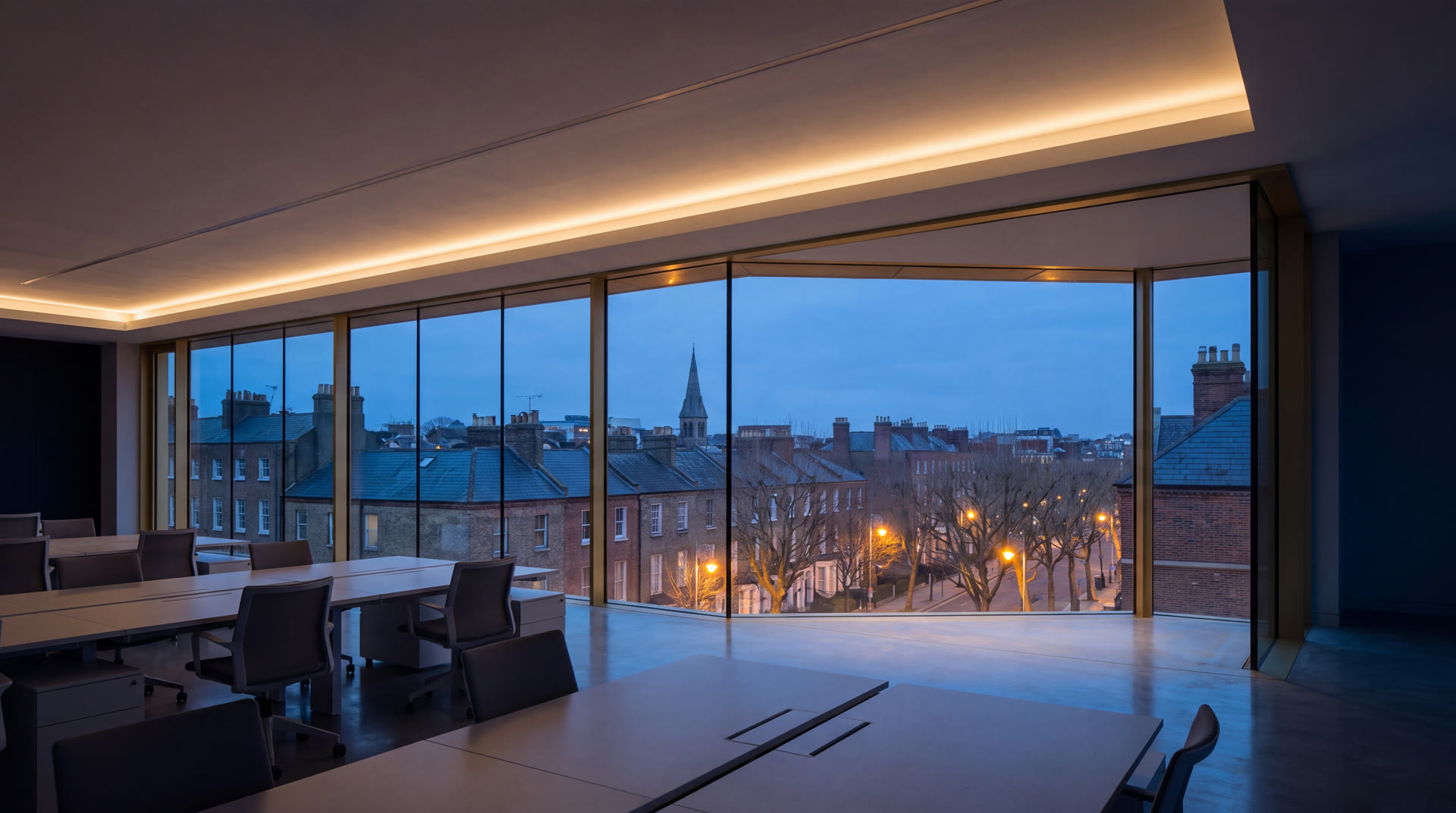 Plateau de bureaux impeccable au crépuscule, vue sur la ville