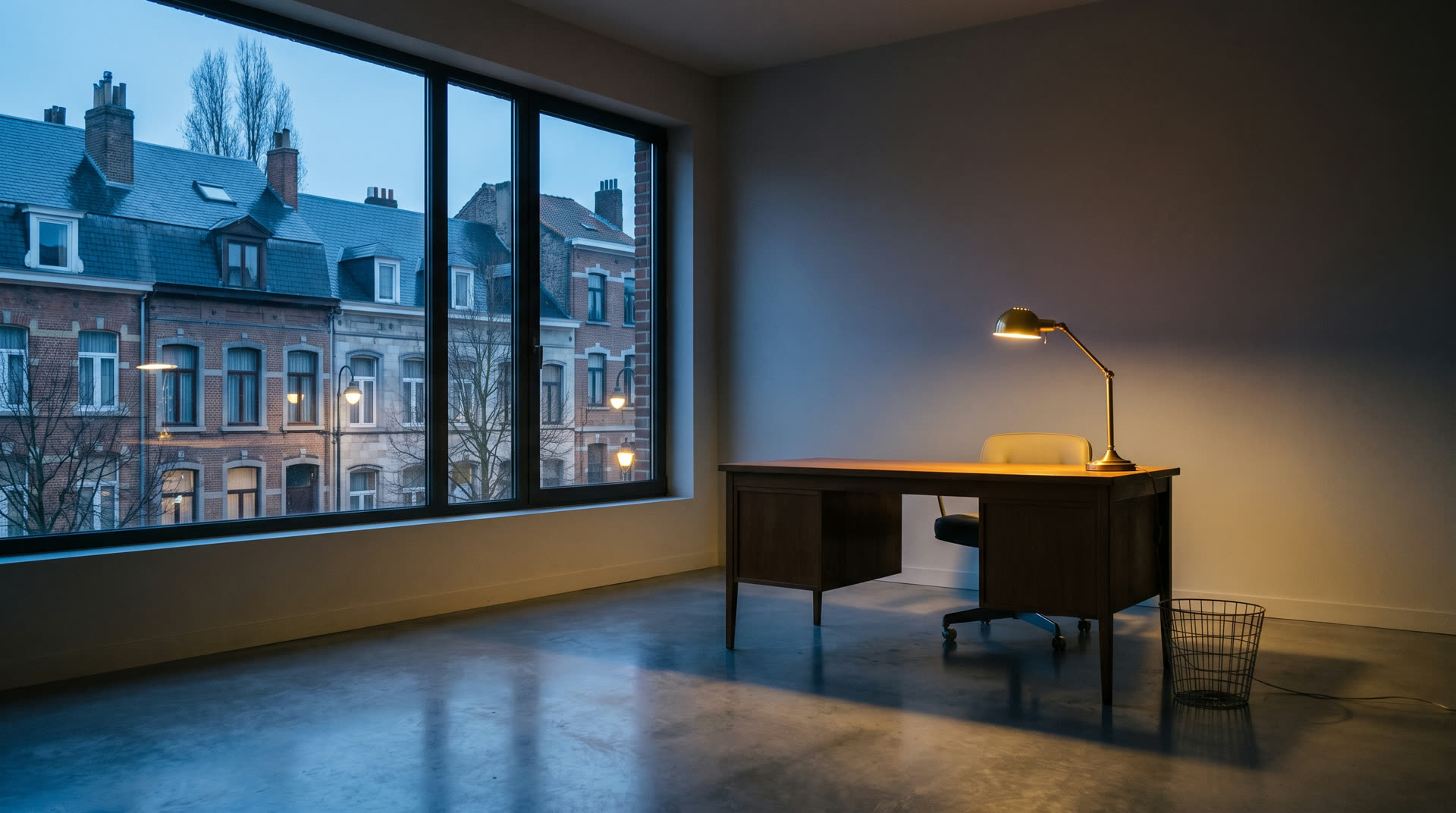 Bureaux vides en soirée, pendant le passage de l'équipe de nettoyage