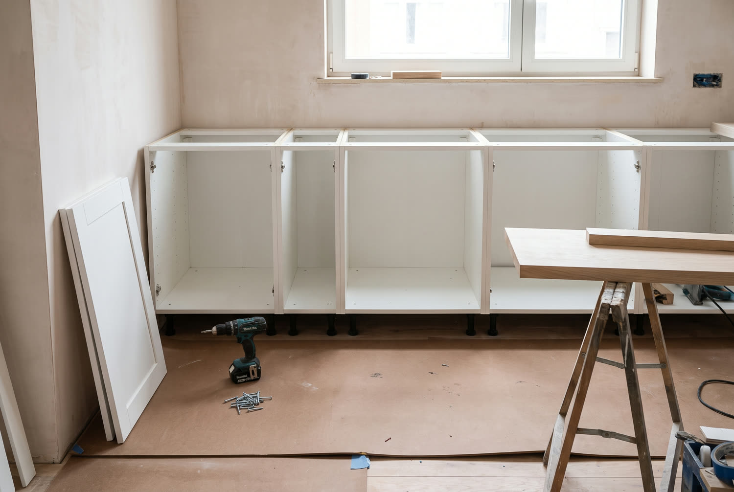 Pose des caissons de cuisine mis de niveau et plan de travail découpé sur mesure