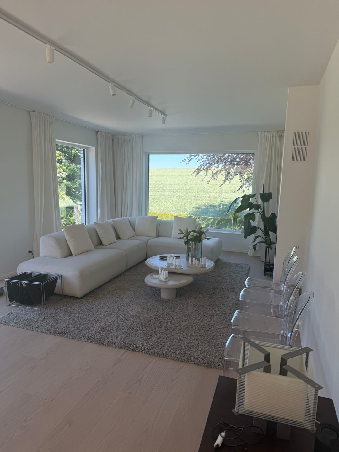Séjour rénové avec parquet chêne clair et grande baie vitrée